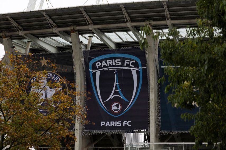 Esta fotografía tomada en París el 18 de octubre de 2024 muestra el logo del Paris FC en la fachada del estadio Charlety. La familia Arnault, propietaria del conglomerado de productos de lujo LVMH, está en negociaciones exclusivas para comprar una participación mayoritaria en el club de fútbol francés Paris FC en un acuerdo que permitirá al gigante de las bebidas energéticas Red Bull obtener una participación minoritaria. La esperanza es que el Paris FC pueda seguir desafiando a largo plazo al Paris Saint-Germain, que ha dominado el fútbol francés desde que fue adquirido por Catar Sports Investments en 2011.&nbsp;