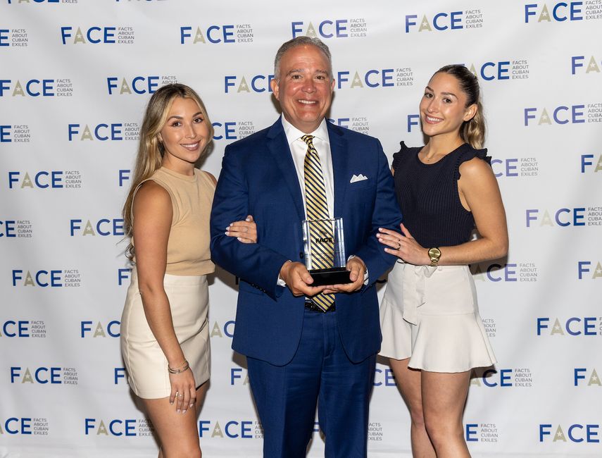 Chairman y CEO de U.S. Century Bank Luis de la Aguilera flanqueado por sus bellas hijas.
