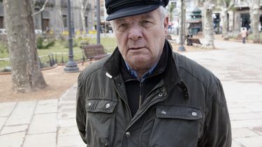 En esta foto de archivo tomada el 5 de agosto de 2010, el periodista y escritor español Javier Reverte posa en Montevideo. Reverte falleció en España el 31 de octubre de 2020 a la edad de 76 años.&nbsp;