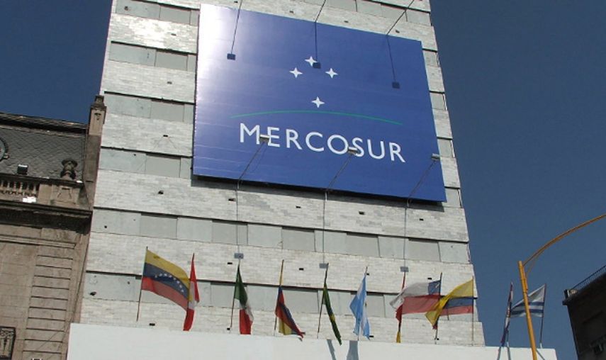 Argentina, Brasil y Paraguay, con la abstención de Uruguay, decidieron que si, para el próximo 1 de diciembre, Venezuela no se ha puesto al día con el Mercosur, será suspendida por tiempo indeterminado del bloque