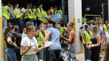 Personal de apoyo recibió los aportes entregados por la comunidad.