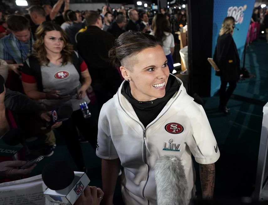 Katie Sowers, la primera mujer coach, y gay, de un equipo que juega el Super Bowl (los 49ers de San Francisco) responde preguntas a la prensa el 27 de enero del 2020 en Miami.&nbsp;