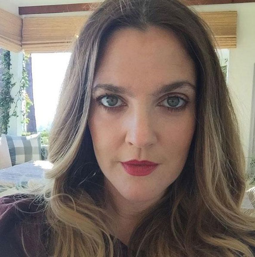 Drew Barrymore se deja seduce con el encanto de un buen selfie.