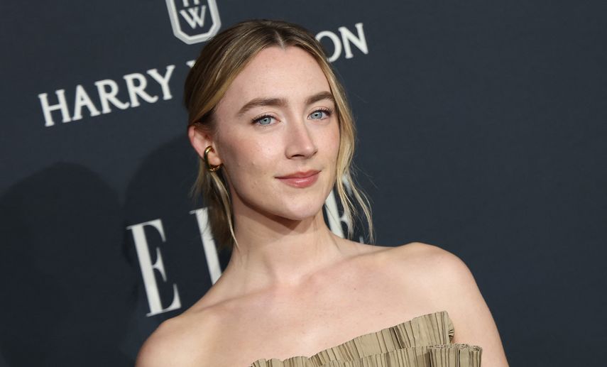 La actriz estadounidense-irlandesa Saoirse Ronan asiste a la celebración de Elle Women in Hollywood 2024 en el Hotel Four Seasons de Los Ángeles.