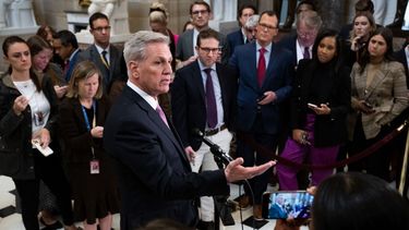 El presidente de la Cámara de Representantes, Kevin McCarthy, habla con periodistas en el Capitolio de Washington.