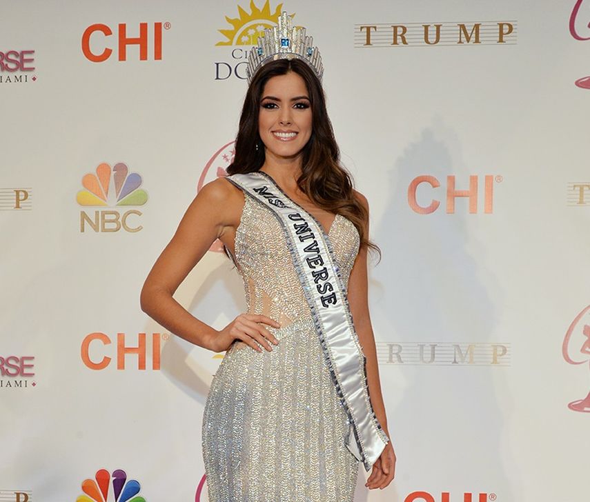 La hermosa ganadora del certamen posa para los fotógrafos en un salón de Trump National Doral. (ÁLVARO MATA)