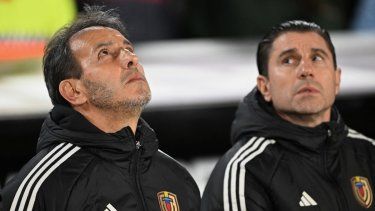 El exentrenador de Venezuela, el argentino Fernando Batista (izq.), mira al cielo durante un partido de las eliminatorias sudamericanas para la Copa Mundial de la FIFA 2026.