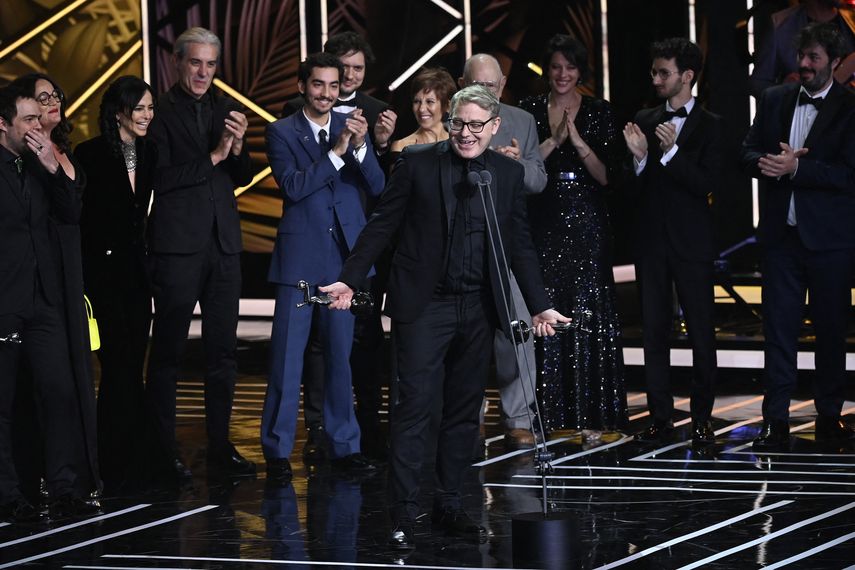 El productor argentino Axel Kuschevatzky (centro) recibe el premio a la Mejor película por 1985, Argentina en la ceremonia de los Premios Platino al cine iberoamericano en el centro de congresos Ifema, en Madrid, el 22 de abril de 203.