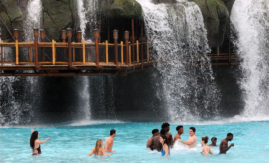 Bañistas disfrutan del lago del nuevo parque acuático Volcano Bay de Universal Resort en Orlando, Florida.&nbsp;