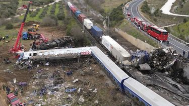 Una grúa, bomberos y rescatistas trabajan una colisión de trenes en Tempe, cerca cerca de la ciudad de Larissa, Grecia, el miércoles 1 de marzo de 2023.&nbsp;