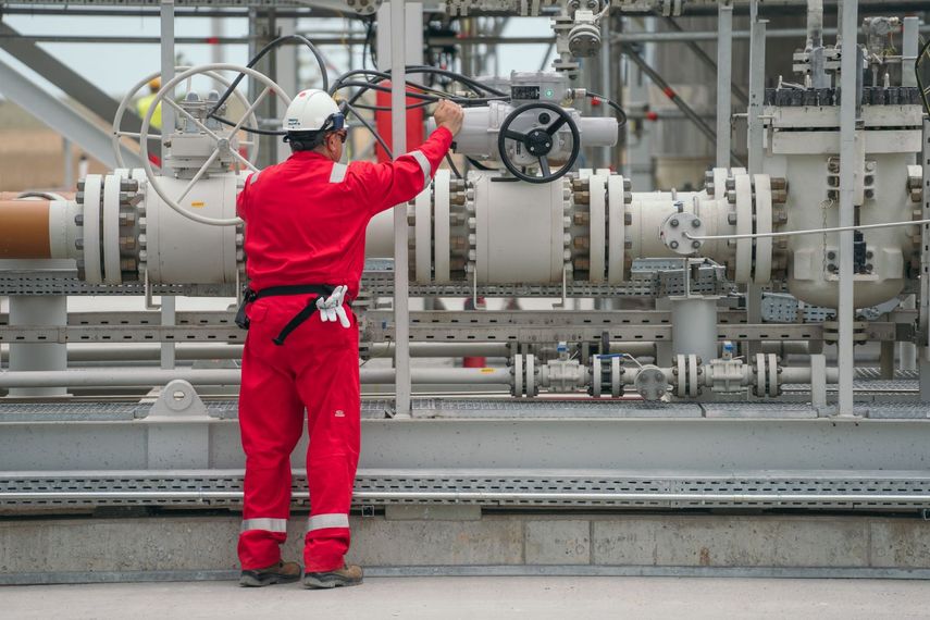 Un técnico chequea el sistema en una refinería.