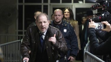 Harvey Weinstein sale de un tribunal en Manhattan tras asistir a una sesi&oacute;n de selecci&oacute;n de jurados para su juicio por cargos de violaci&oacute;n, el viernes 17 de enero del 2020 en Nueva York.&nbsp;
