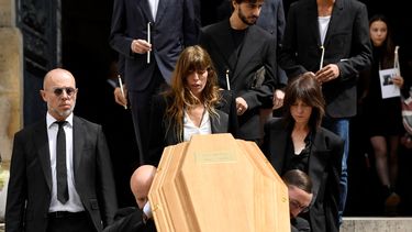 Las hijas de Jane Birkin, la actriz franco-británica Lou Doillon, Charlotte Gainsbourg, y el hijo de Charlotte Gainsbourg, Ben Attal, reaccionan mientras caminan detrás del ataúd de la fallecida cantante y actriz británica-francesa al final de la ceremonia fúnebre en la iglesia de Saint-Roch en París, Francia, el 24 de julio de 2023.
