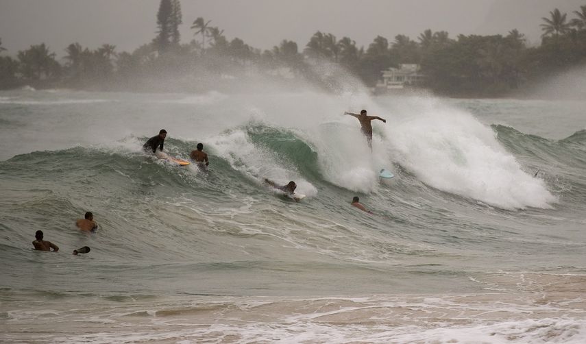 Surfistas tomando grandes olas generadas por el hurac&aacute;n Douglas en Laie Beach Park, el domingo 26 de julio de 2020, en Laie, Hawai.&nbsp;