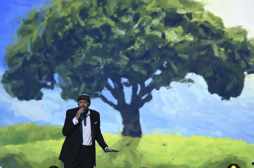 Juan Luis Guerra interpreta A Dios le pido.