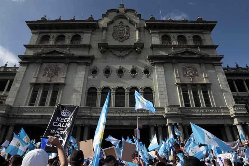 Ciudadanos guatemaltecos agitaron banderas el pasado sábado, para celebrar que la comisión parlamentaria haya decidido recomendar al Congreso retirarle la inmunidad al presidente, Otto Pérez Molina, sindicado de corrupción (EFE)
