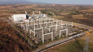 Esta fotografía de archivo del 22 de febrero de 2020 muestra a una planta generadora que forma parte de un enorme proyecto energético que incluye un ducto de gas natural, con el volcán Popocatépetl al fondo, cerca de Huexca, estado de Morelos, México.