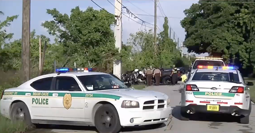 Luego de un intenso operativo realizado por equipos de rescate técnico y un cirujano, la persona logró ser extraída del auto y trasladada al Hospital Jackson Memorial.