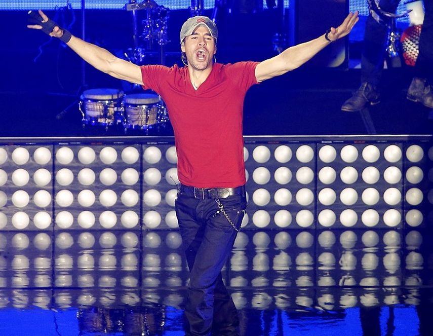 Enrique Iglesias aún conserva una muñequera negra en su mano derecha producto del accidente que sufrió que requirió cirugía. (EFE). 