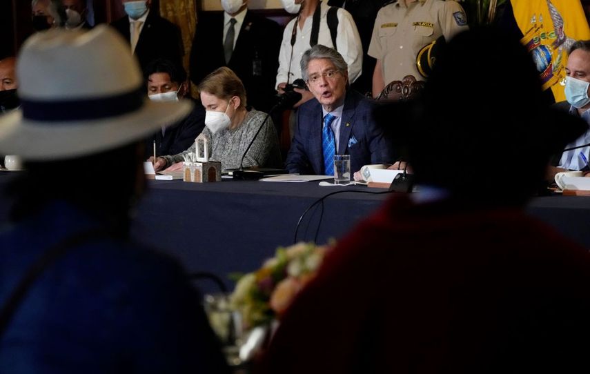 El presidente de Ecuador, Guillermo Lasso, se reúne con la Confederación de Nacionalidades Indígenas, luego de las recientes protestas contra las políticas gubernamentales, en Quito, Ecuador.