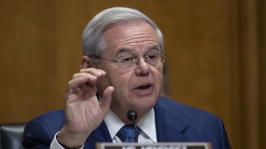 El senador Bob Menendez habla durante una audiencia ante la Comisión de Relaciones Exteriores del Senado, en el Capitolio, Washington. 