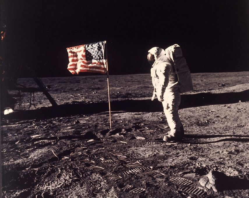 En esta imagen proporcionada por la NASA el astronauta Buzz Aldrin posa para una fotografía junto a la bandera estadounidense en la Luna durante la misión Apolo 11 el 20 de julio de 1969.