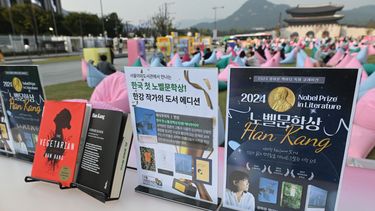 Los libros del autor surcoreano Han Kang, que ganó el Premio Nobel de Literatura 2024, se exhiben durante un evento al aire libre en la biblioteca de la plaza Gwanghwamun, en el centro de Seúl, el 11 de octubre de 2024.