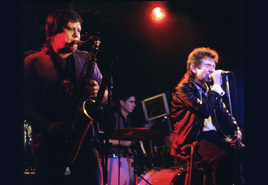 El célebre saxofonista toca su instrumento durante un concierto de Ronnie Lane a finales de los años 80. (AP)