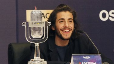 Salvador Sobral de Portugal sonríe mientras habla después de ganar la final del Festival de la Canción de Eurovisión con su canción Amar pelos dois durante una conferencia de prensa en Kiev, Ucrania, el sábado 13 de mayo de 2017.