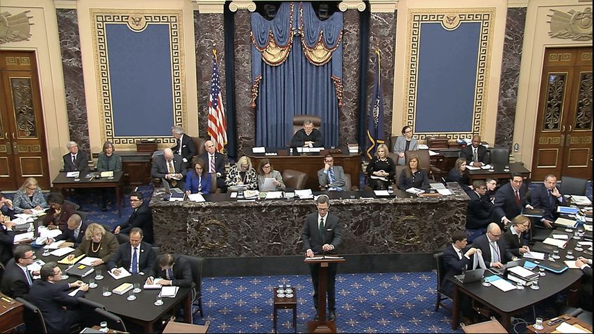 En esta imagen tomada de un video, el abogado adjunto de la Casa Blanca Patrick Philbin habla durante el juicio pol&iacute;tico contra el presidente Donald Trump en el Senado del Capitolio, el lunes 27 de enero de 2020, en Washington.&nbsp;