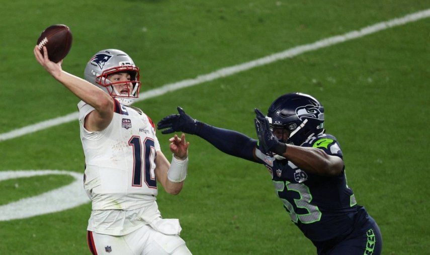El linebacker #53 de los Seattle Seahawks, Boye Mafe, intenta bloquear al quarterback #10 de los New England Patriots, Drake Maye, durante el Super Bowl LX entre los New England Patriots y los Seattle Seahawks en el Levis Stadium en Santa Clara, California, el 8 de febrero de 2026.&nbsp;