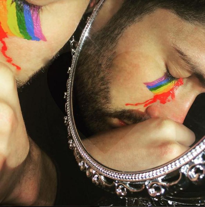 Hombre pinta su rostro con la bandera LGTB (Instragram) 