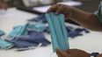 Un empleado muestra una mascarillas en un negocio de textiles en el barrio Gamarra de Lima, Per&uacute;, el mi&eacute;rcoles 4 de marzo de 2020.&nbsp;
