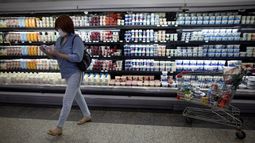 Una mujer hace compras en un supermercado de Caracas. Ya no hay escasez de productos en los supermercados de Venezuela, pero no todo el mundo puede pagar los precios que se cobran en un país con la inflación más alta del mundo y en el que la moneda local, el bolívar, ha perdido todo su valor en una economía cada vez más dolarizada.