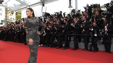 &nbsp;La actriz estadounidense Eva Longoria posa a su llegada para la ceremonia por el Aniversario 70 del Festival de Cine de Cannes.&nbsp;