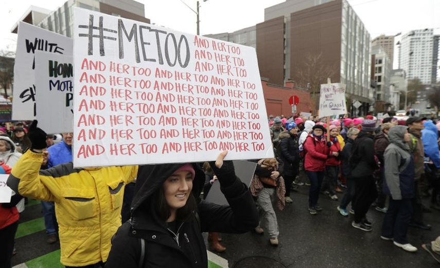 En esta fotografía de archivo del sábado 20 de enero de 2018, una manifestante lleva un cartel con el hashtag de Twitter #MeToo utilizado por personas que se pronuncian contra el acoso sexual mientras participa en una marcha de mujeres en Seattle, en el aniversario de la toma de posesión del presidente Donald Trump. 
