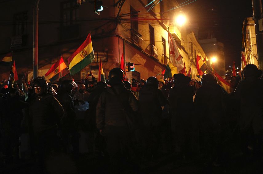 Un cord&oacute;n de polic&iacute;as bloquea el paso de manifestantes para que no lleguen al palacio de gobierno durante una protesta contra la reelecci&oacute;n del presidente Evo Morales, en La Paz, Bolivia, la noche del viernes 8 de noviembre de 2019.&nbsp;