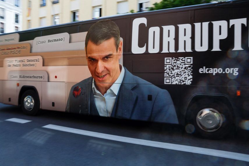 En plena vía pública, un autobús perteneciente a una organización de activistas políticos lleva una imagen del presidente del Gobierno español y líder del Partido Socialista Obrero Español (PSOE) Pedro Sánchez con la palabra Corrupto. El vehículo pasa junto a la sede del PSOE poco antes de que Sánchez tuviera programada una rueda de prensa en Madrid, el 12 de junio de 2025.