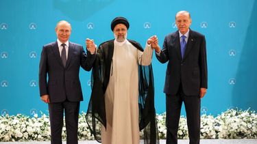 El presidente ruso Vladimir Putin, a la izquierda, el mandatario iraní Ebrahim Raisi, al centro, y su homólogo turco Recep Tayyip Erdogan, posan para una fotografía antes de su reunión, el martes 19 de julio de 2022 en Teherán, Irán.&nbsp;