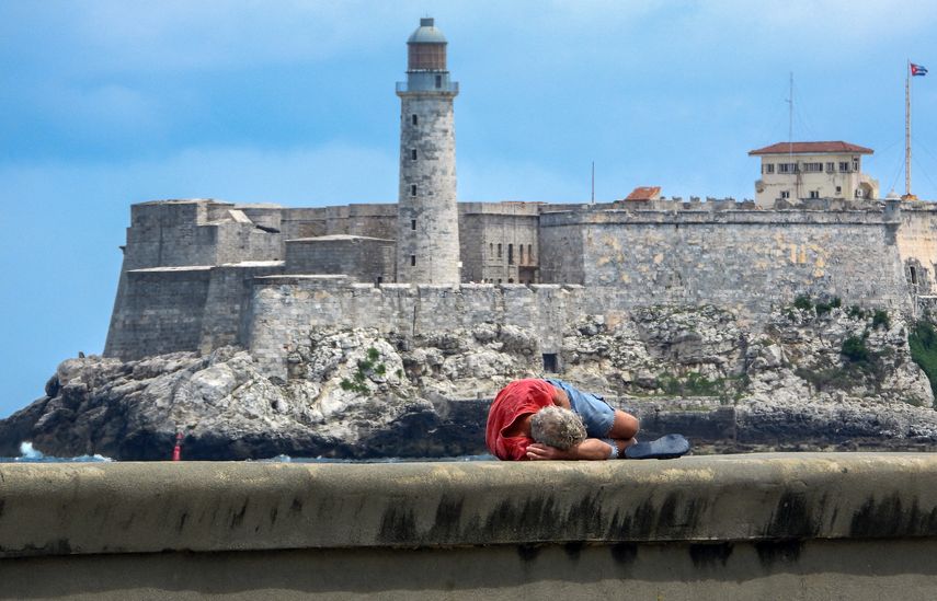 Un hombre duerme en el Malecón de La Habana el 2 de octubre de 2025.