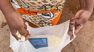 Una mujer cubana muestra una bolsa con el arroz mensual de la familia al salir de un almacén en La Habana, el 17 de septiembre de 2024.