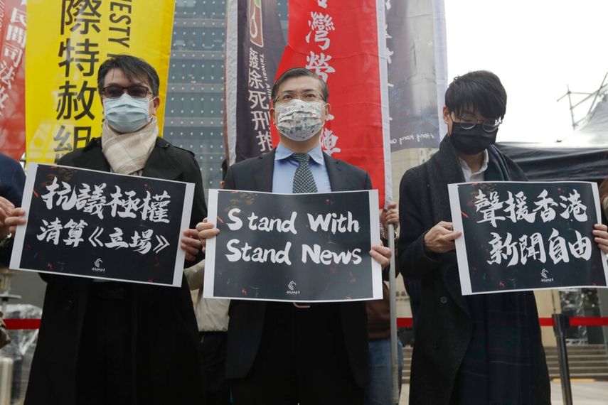 Manifestantes de Hong Kong en Taiwán y simpatizantes participan en una protesta contra el arresto de personal del sitio de noticias hongkonés Staand News.