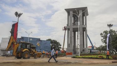 Varios trabajadores preparan un nuevo monumento, llamado la Campana de la Paz, el viernes 17 de julio de 2020, en Managua, Nicaragua.&nbsp;