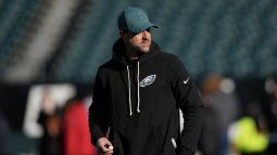 El coordinador ofensivo Kevin Patullo, de los Philadelphia Eagles, observa antes del partido de la ronda de comodines de la NFC contra los San Francisco 49ers en el Lincoln Financial Field el 11 de enero de 2026 en Filadelfia, Pensilvania. El coordinador ofensivo Kevin Patullo, de los Philadelphia Eagles, observa antes del partido de la ronda de comodines de la NFC contra los San Francisco 49ers en el Lincoln Financial Field el 11 de enero de 2026 en Filadelfia, Pensilvania.