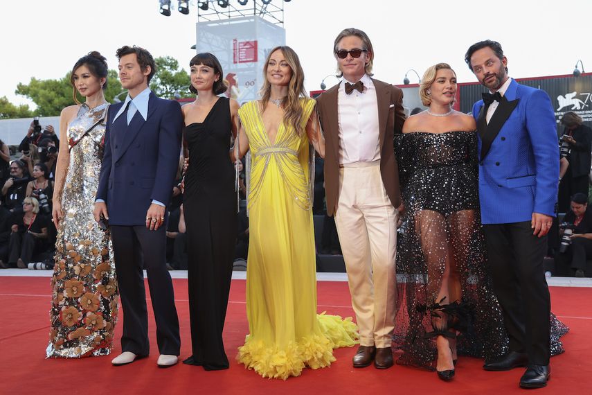 Gemma Chan, de izquierda a derecha, Harry Styles, Sydney Chandler, la directora Olivia Wilde, Chris Pine, Florence Pugh y Nick Kroll posan a su llegada al estreno de Dont Worry Darling en la 79a edción del Festival de Cine de Venecia.