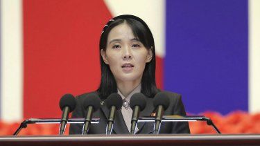 Fotografía proporcionada por el gobierno de Corea del Norte, Kim Yo Jong, hermana del gobernante de la nación Kim Jong Un, pronuncia un discurso durante una reunión nacional en Pyongyang, Corea del Norte, el 10 de agosto de 2022. 