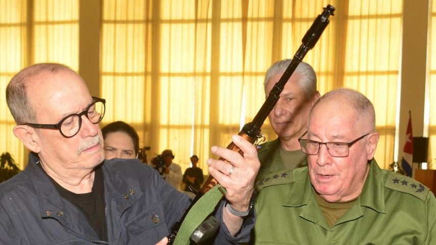 En el acto Día Nacional de la Defensa, Silvio Rodríguez recibió su fusil AKM. (MINFAR/FACEBOOK)