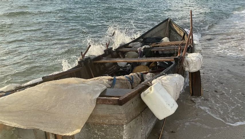 En esta pequeña embarcación, 13 hombres y dos mujeres, todos cubanos, arribaron a la playa de Haulover Beach, anorte de Miami.