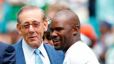 Brian Flores, exentrenador de los Dolphins de Miami terminó la temporada con el equipo y ahora busca uno nuevo