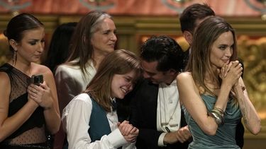 Vivienne Jolie-Pitt, Justin Levine, Angelina Jolie, y miembros del musical de The Outsiders en la 77a entrega de los Premios Tony el domingo 16 de junio de 2024, en Nueva York.&nbsp;